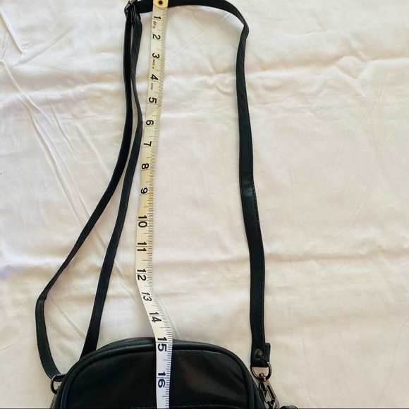 NWOT Leather Crossbody.. Back is vegan leather. Front is Leather. ADORABLE - Picture 10 of 12